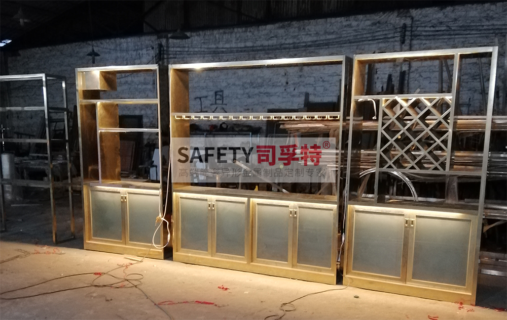 不銹鋼酒柜作用大嗎？小家庭裝修能不能裝(圖2)