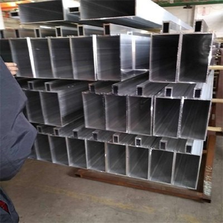 防火幕墻型材該怎么選擇 長期以來，建筑物的火災時常發生，建筑物防火一直都是設計師注重的要點，特別是外裝飾幕墻防火，關乎著逃生，阻止火勢蔓的重要防線。防火幕墻也隨之應運而生。那么，防火幕墻的最重要部分—(圖3)