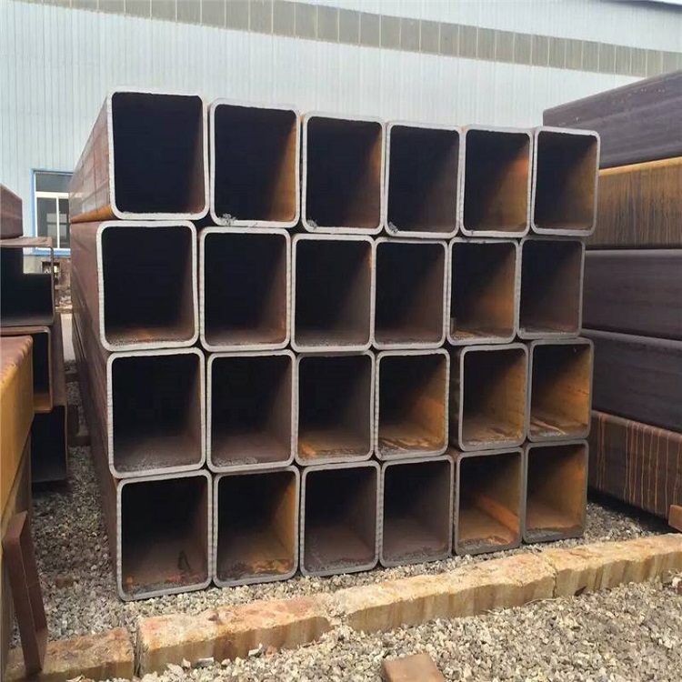 防火幕墻型材該怎么選擇 長期以來，建筑物的火災時常發生，建筑物防火一直都是設計師注重的要點，特別是外裝飾幕墻防火，關乎著逃生，阻止火勢蔓的重要防線。防火幕墻也隨之應運而生。那么，防火幕墻的最重要部分—(圖4)