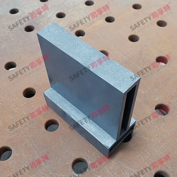 氟碳噴涂凹形且型精制鋼幕墻型材(圖2) 氟碳噴涂凹形且型精制鋼幕墻型材(圖2)